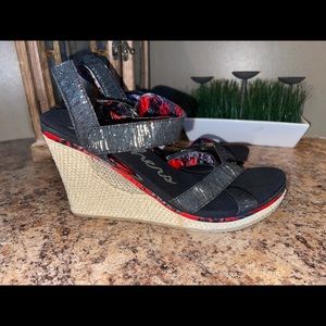 Women’s Skechers size 10 wedges new!